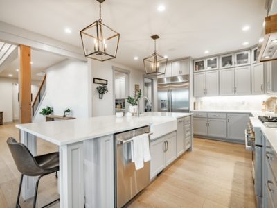 Interior,Modern,Farmhouse,Kitchen,And,Dining,Room,With,White,Countertops